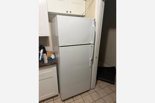 Product Installed – White Top and Bottom Refrigerator que abra de izq a derecha