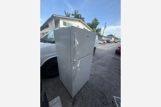 Product Installed – White Top and Bottom Refrigerator que abra de izq a der
