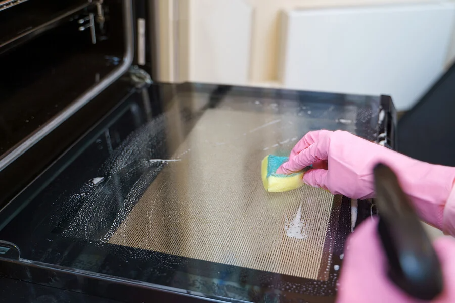 How to Effectively Clean Your Kitchen Oven