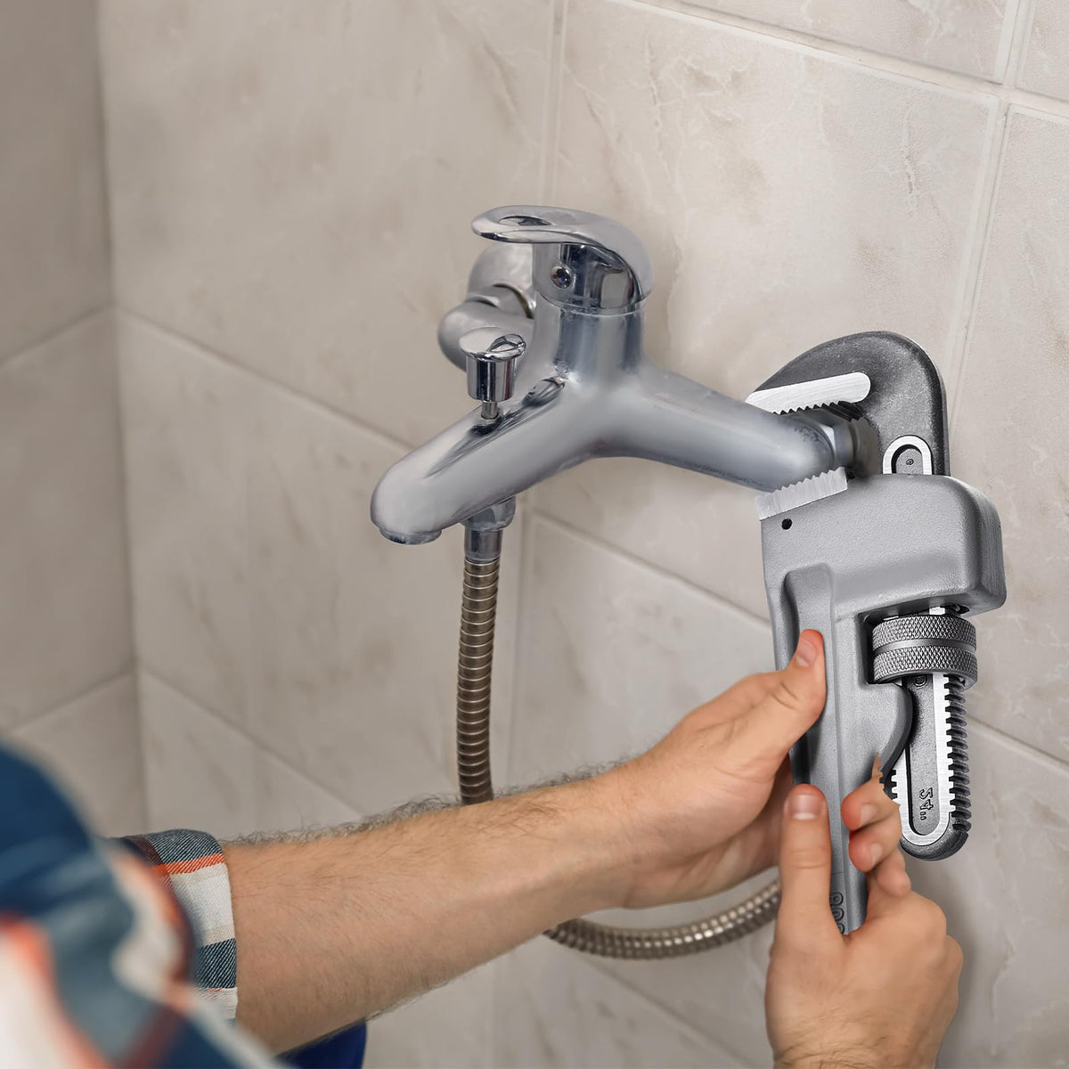 VEVOR Pipe Wrench, 24" Aluminum Straight Pipe Wrench, Adjustable Plumbing Wrench, with High Strength Jaw and Ergonomic Handle, Easy to Carry, Hangable Design, for Water Pipes, Automotive Repairs