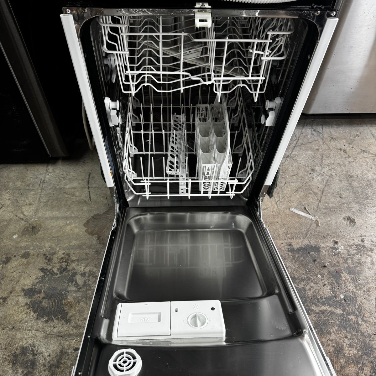 18" GE White Dishwasher