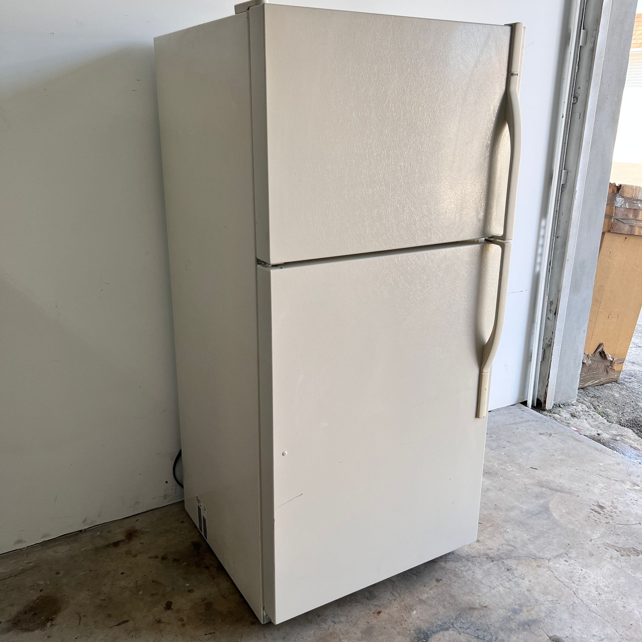 Kenmore Top and Bottom Refrigerator with Ice maker