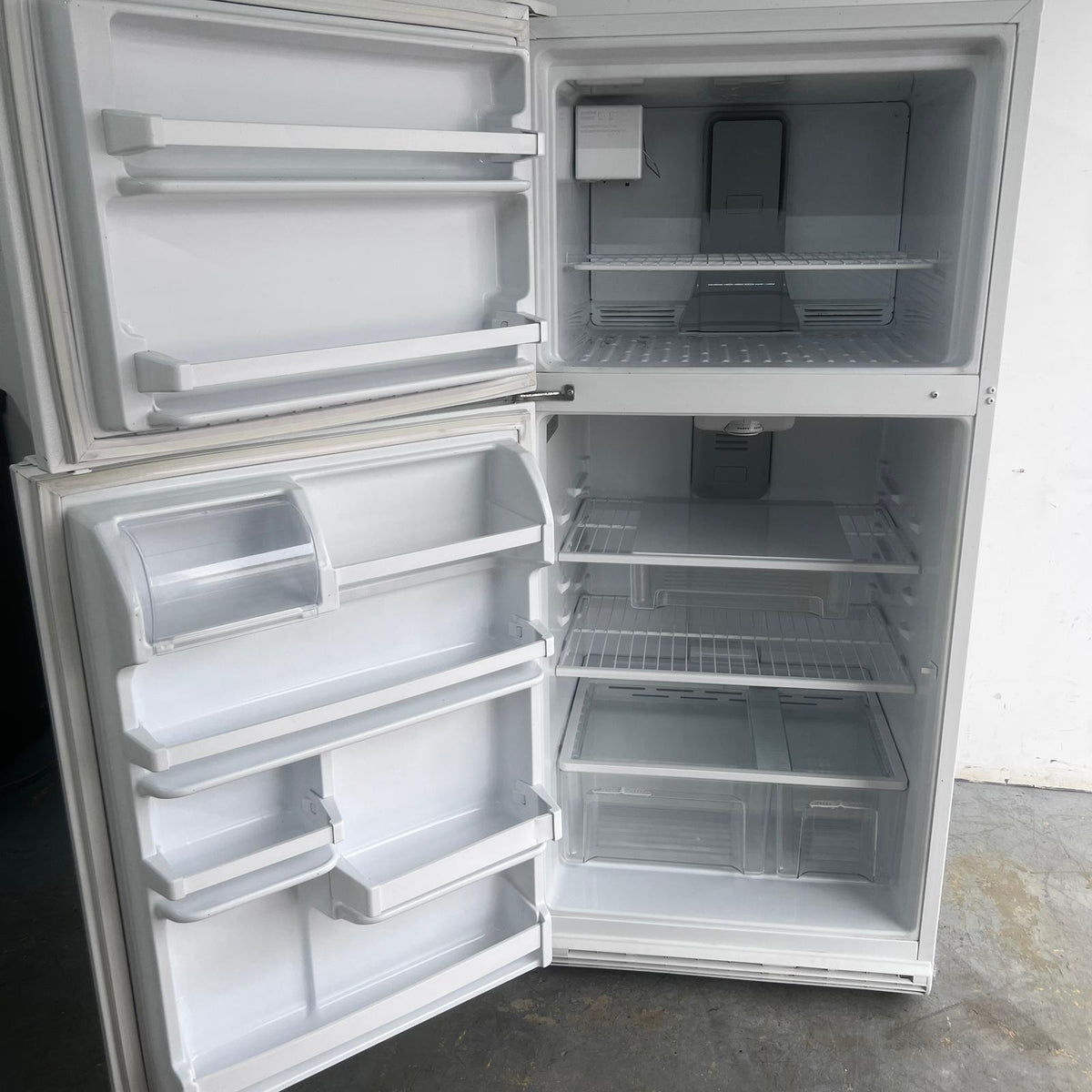 Whirlpool Top and Bottom Refrigerator w/Ice Maker