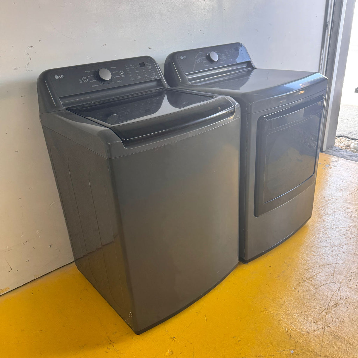 LG Washer and Dryer Ultra Large (Middle Black)