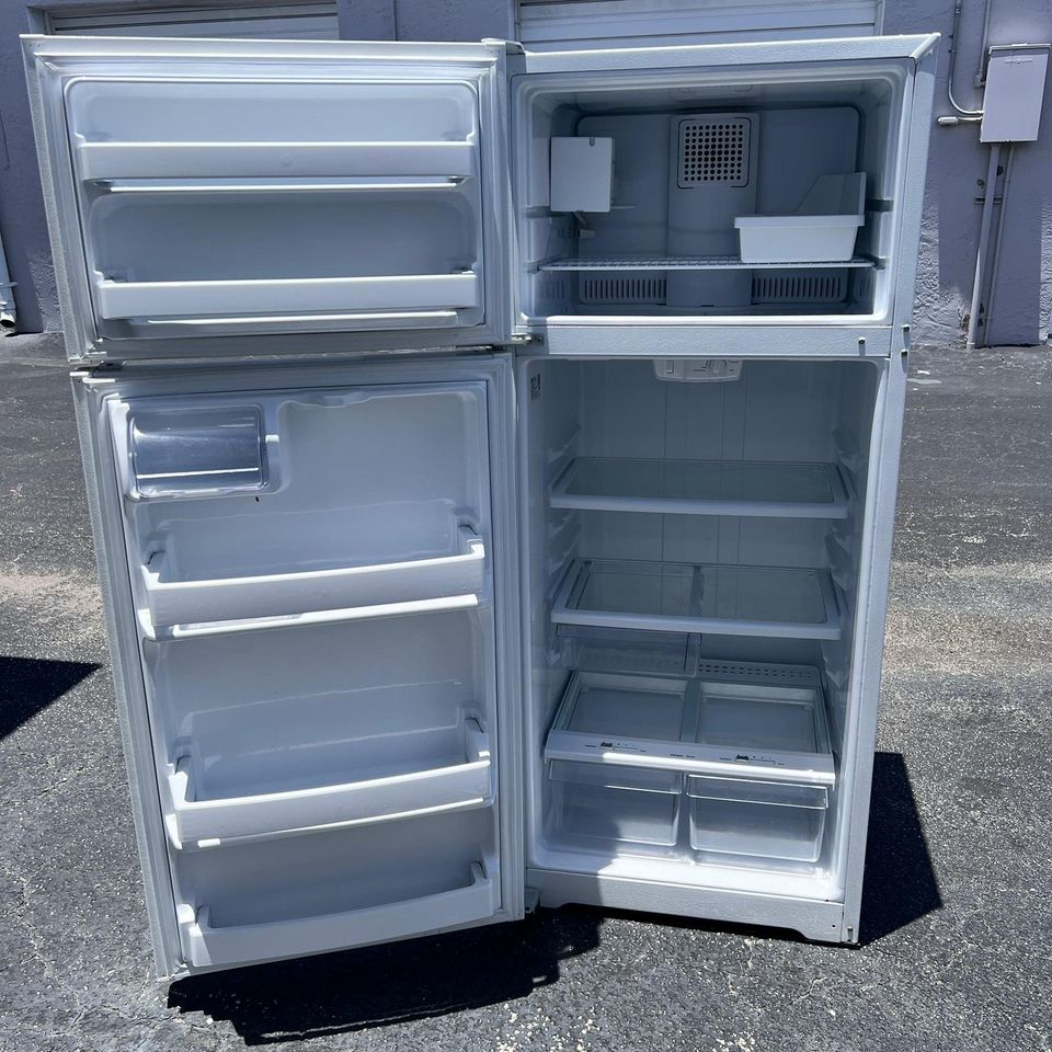 GE Top and Bottom Refrigerator with Icemaker
