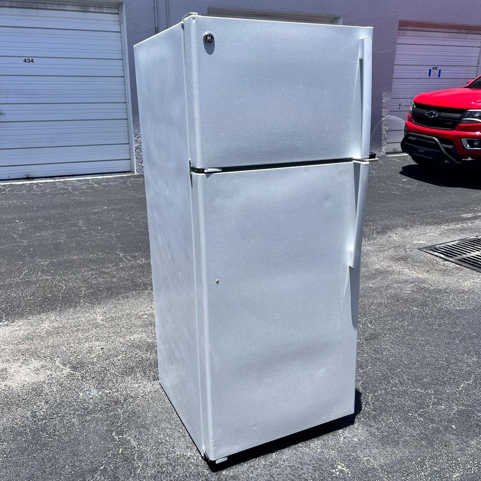 GE Top and Bottom Refrigerator with Icemaker